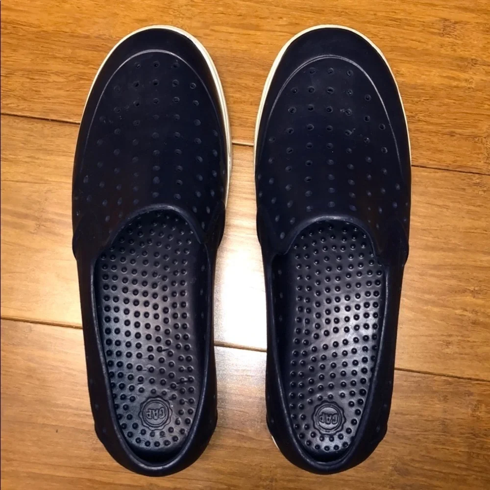 NWOT GAP boys water shoes size 5/6